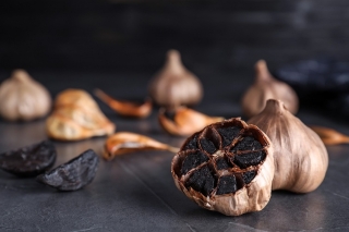 Knoblauch schwarz ganz 2 Knollen á ca. 40g schwarzer Knoblauch ganz
